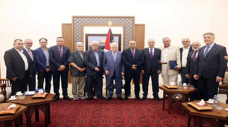 الرئيس محمود عباس،يقلد قامات وطنية ومؤسسين في "اتحاد الكتاب" والأدباء أوسمة الثقافة والعلوم والفنون